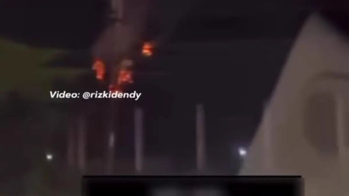 Terbakar: Sebuah tiang listrik diduga trafo terbakar di Jalan Raya Manyar Area JIIPE, Kecamatan, Manyar, Gresik. (Ist/Radar Gresik) 