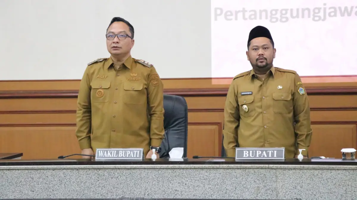 WFH : Bupati Gresik Fandi Akhmad Yani saat memimpin rapat. (Dok/Radar Gresik) 