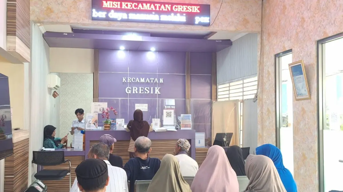 Antre: Warga tidak ingin melewatkan kesempatan diskon PBB dari program Pemerintah Kabupaten Gresik di kantor kecamatan. (Fajar/Radar Gresik) 
