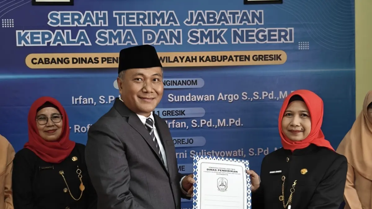 Bangga : Kepala Cabang Dinas Pendidikan Wilayah Gresik, Eko Agus Suwandi menyerahkan SK pelantikan Kepala SMA dan SMK. (Ist/Radar Gresik) 