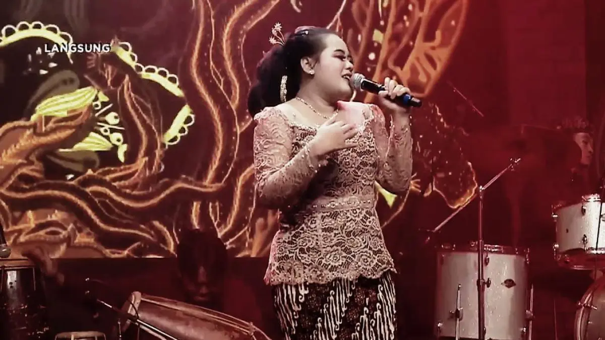 Berbakat : Gita Fernanda dengan kostum seniwati yang anggun saat tampil di salah satu stasiun televisi. (Dok/Radar Gresik) 