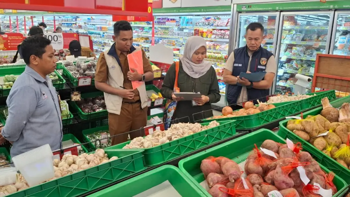 Sidak Pangan : Bapanas RI dan Satgas Pangan Polres Gresik saat melakukan  sidak harga Bakpokting di pasar dan swalayan di Gresik. (Ist/Radar Gresik) 