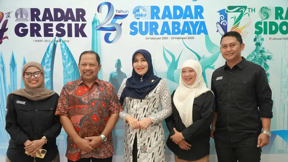 Anggota DPD RI Lia Istifhama saat berfoto bersama Direktur dan manajemen Radar Media Surabaya saat halalbihalal kemarin. (Andi/Radar Gresik) 