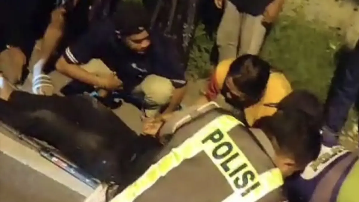Dievakuasi : Anggota Polsek Driyorejo saat melakukan evakuasi korban kecelakaan di Jalan Raya Ngambar, Desa Bambe, Kecamatan Driyorejo, Gresik. (Ist/Radar Gresik)