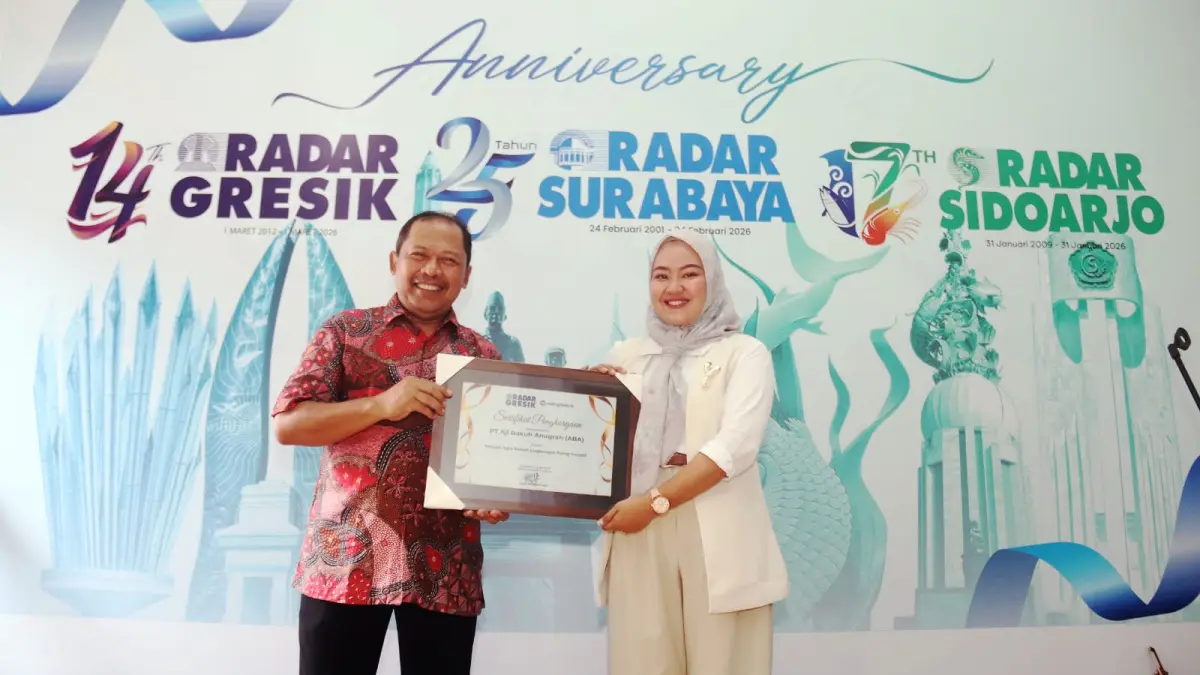 Direktur Human Capital and Finance PT Aji Bakuh Anugrah, Imanda Ratining Putri menerima penghargaan dari Direktur PT Radar Media Surabaya, Lilik Widyantoro. (Andi Satria/Radar Gresik) 