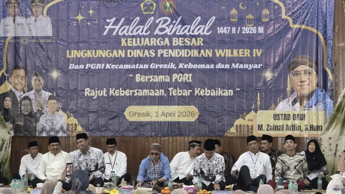 Meriah : Halalbihalal PGRI tiga kecamatan dimeriahkan ustadz gaul. (Riri/Radar Gresik)