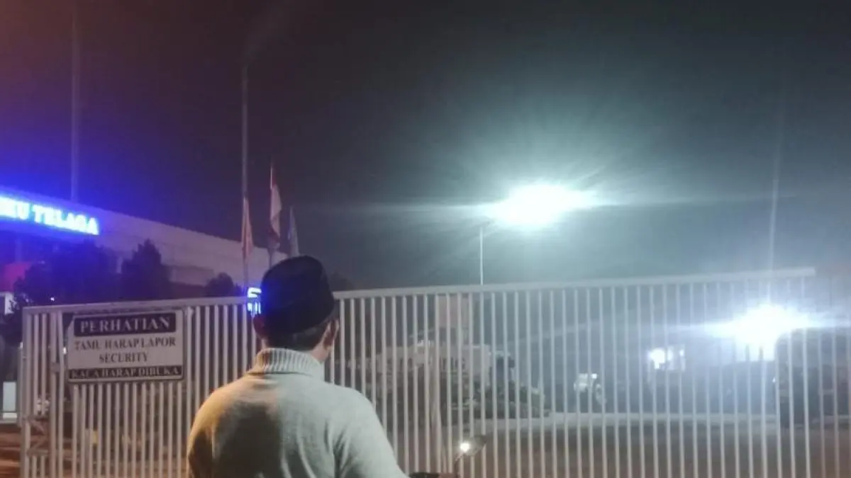 Suasana : Warga resah terkait pencemaran udara di tiga desa di Kecamatan Manyar, Gresik. (Fajar/Radar Gresik) 