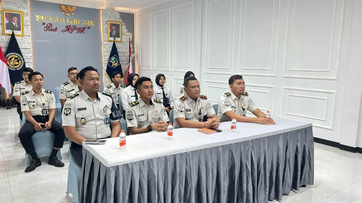 Virtual : Kepala Rutan Kelas IIB Gresik Eko Widiatmoko beserta jajaranya saat mengikuti sosialisasi ZI Menuju WBK/WBBM 2026 secara virtual. (Yudhi/Radar Gresik) 