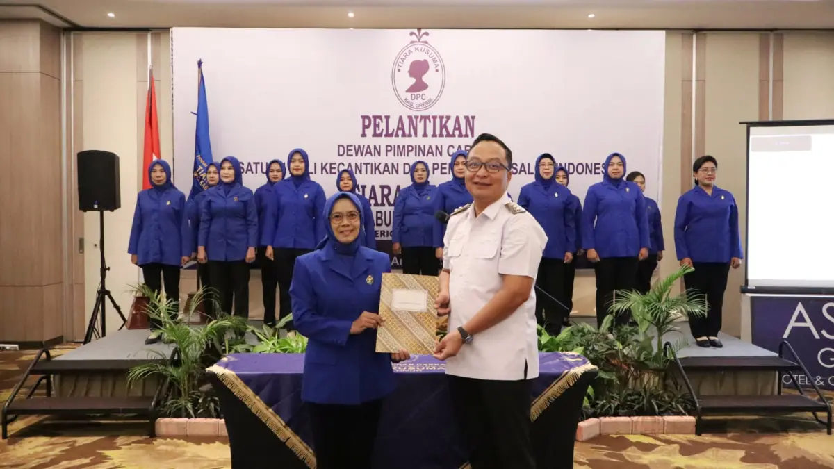 Wakil Bupati Gresik, Asluchul Alif, melantik Dewan Pimpinan Cabang (DPC) Tiara Kusuma (Persatuan Ahli Kecantikan dan Pengusaha Salon Indonesia) Kabupaten Gresik. (Ist/Radar Gresik) 