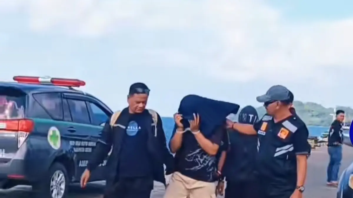 Dilayar : Anggota Polsek Tambak saat melakukan pengiriman 5 orang terduga pelaku kasus narkoba menggunakan kapal Kapal Express Bahari 3F untuk dilimpahkan ke Polres Gresik. (Yudhi/Radar Gresik) 