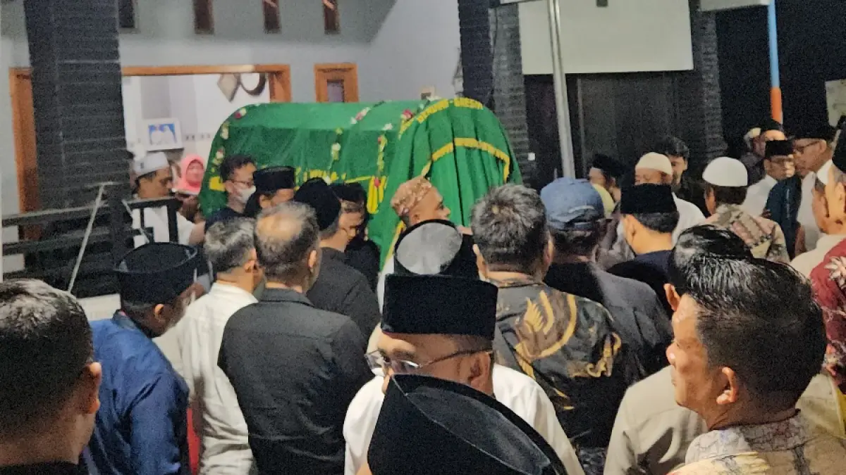 Haru : Wakil Ketua DPRD Gresik, Ahmad Nurhamim diantarkan ratusan pelayat ke tempat peristirahatan terakhirnya TPU Desa Gumantar.