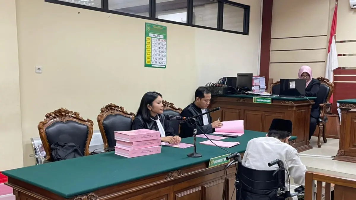 Sidang Dakwaan : Tiga terdakwa kasus dugaan Korupsi dana hibah Ponpes Ushulul Hikmah Al Ibrohimi saat disidangkan di PN Tipikor Surabaya. (Ist/Radar Gresik) 