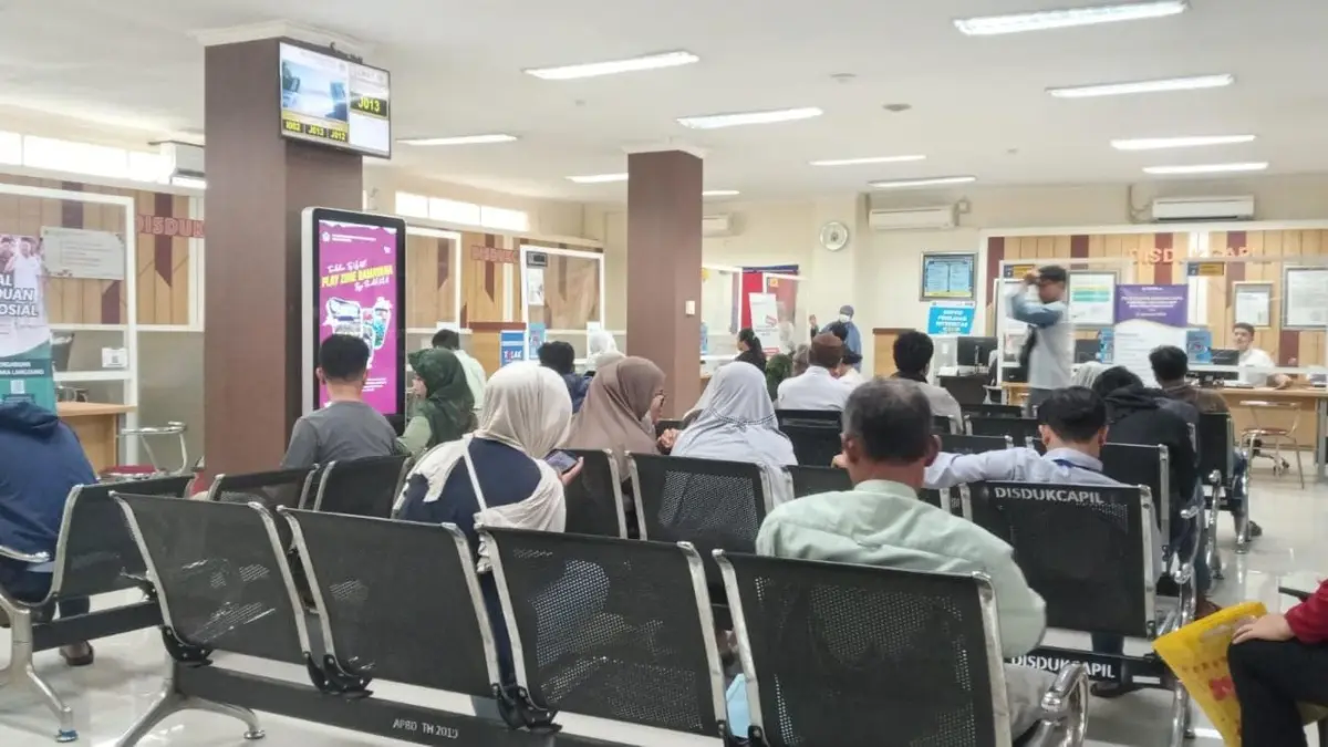 Suasana : Para warga yang mengurus administrasi di Kabupaten Gresik. (Fajar/Radar Gresik) 