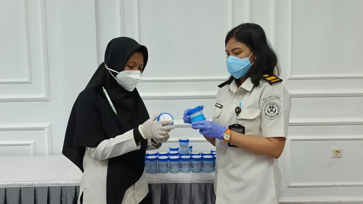 Zero Narkoba: Kepala dan petugas Rutan Kelas IIB Gresik Eko Widiatmoko saat mengikuti tes urine. (Yudhi/Radar Gresik) 