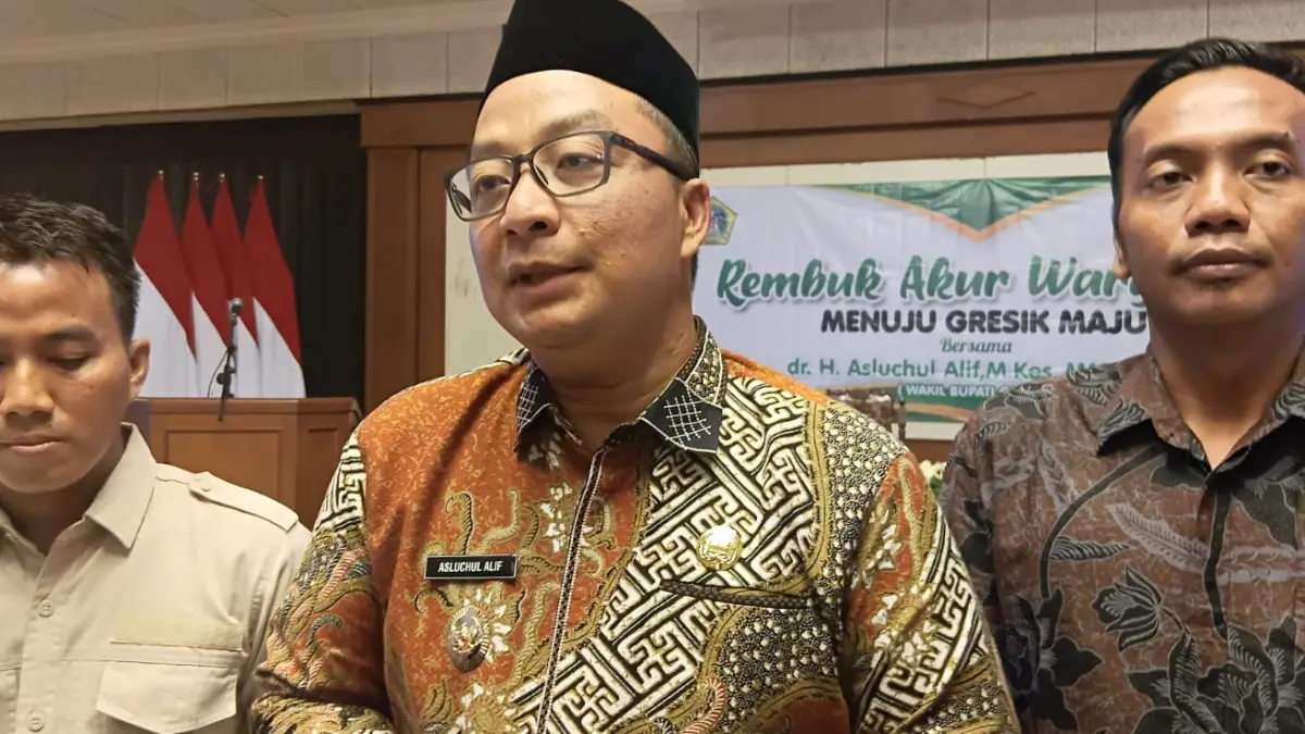 Momen diskusi antara Wabup Asluchul Alif, Ketua Komisi IV DPRD Muchammad Zaifuddin, dan Korwil BGN Syahrir Mujib. (Fajar/Radar Gresik) 