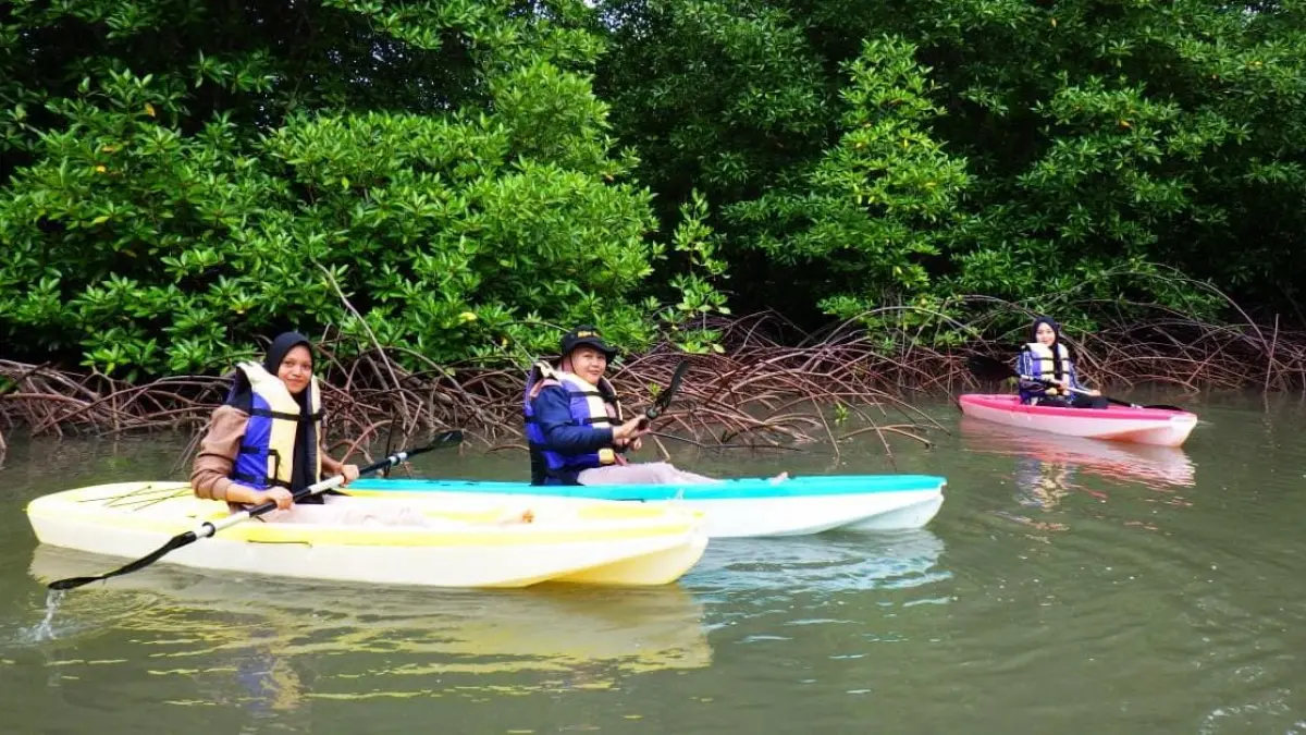 WISATA : Tempat wisata mangrove hijau daun Bawean Gresik. (Dok/Radar Gresik) 