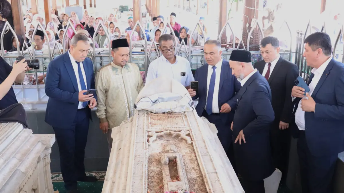 Bupati Gresik Fandi Akhmad Yani (Gus Yani) mendampingi Gubernur Samarkand Uzbekistan saat berziarah ke Makam Maulana Malik Ibrahim. (Ist/Radar Gresik) 