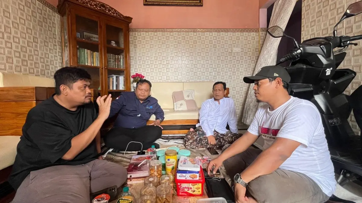 Datang : Kepala Desa Manyar Sidomukti dan tim DLH Kabupaten Gresik saat datangi rumah warga saat melakukan verifikasi lapangan. (Fajar/Radar Gresik) 