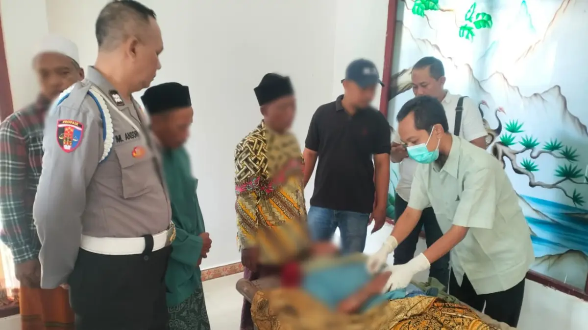 Dievakuasi : Anggota Polsek Dukun saat melakukan evakuasi korban dibantu warga untuk dibawa ke rumahnya. (Ist/Radar Gresik) 