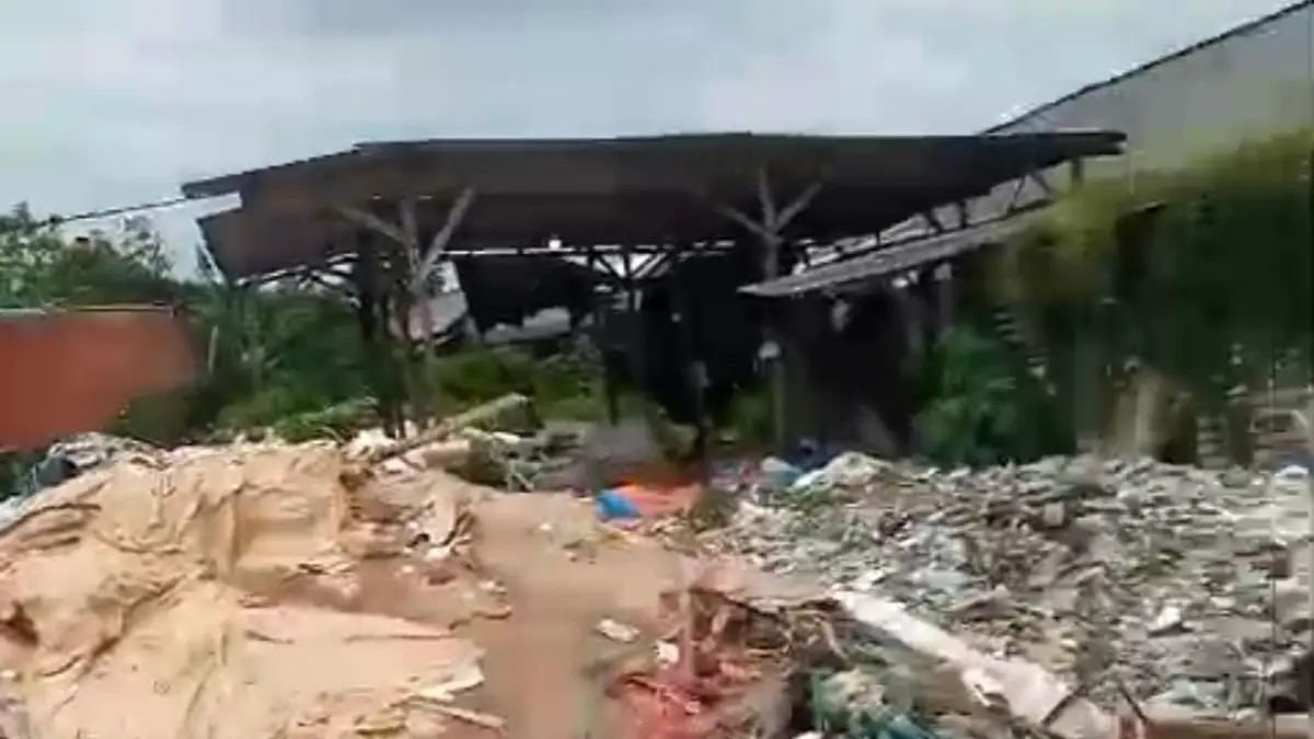 Menumpuk : Limbah padat yang dibuang di pinggir Jalan Di Dusun Petiyin, Desa Wadeng, Kecamatan Sidayu, Gresik. (Dok/Radar Gresik) 