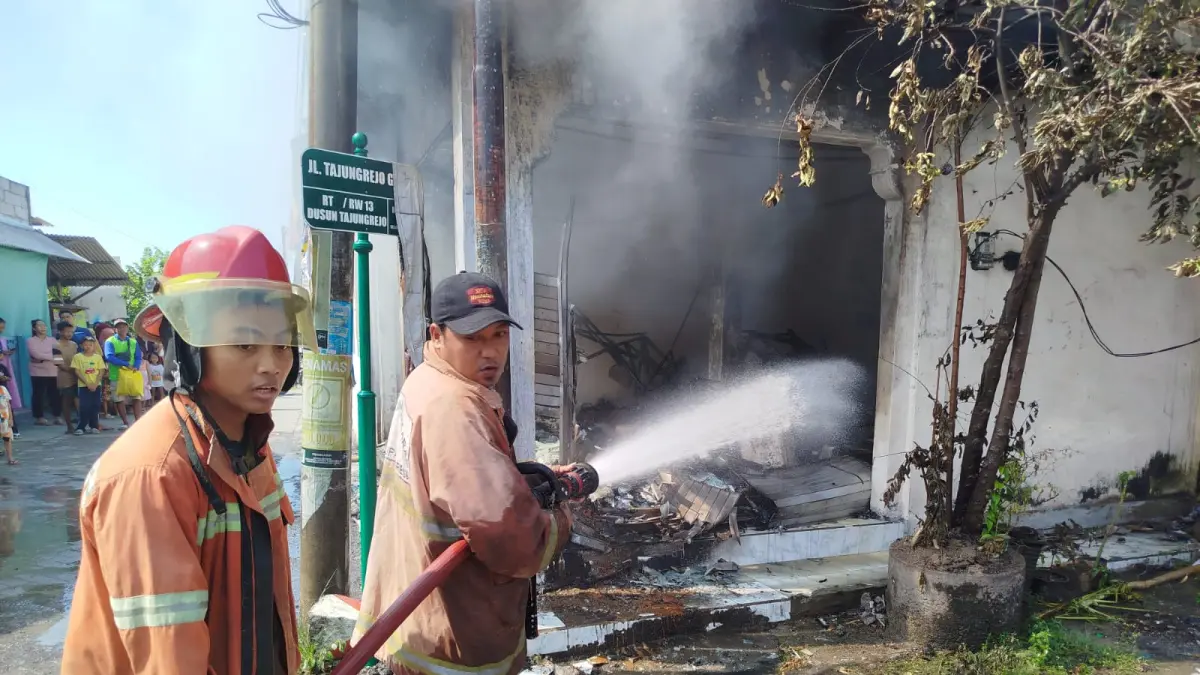 Petugas Damkar Gresik, anggota Polsek Ujungpangkah dan warga saat melakukan pemadaman kebaran Ruko di Dusun Tajungrejo, Desa Pangkahwetan. (Ist/Radar Gresik) 