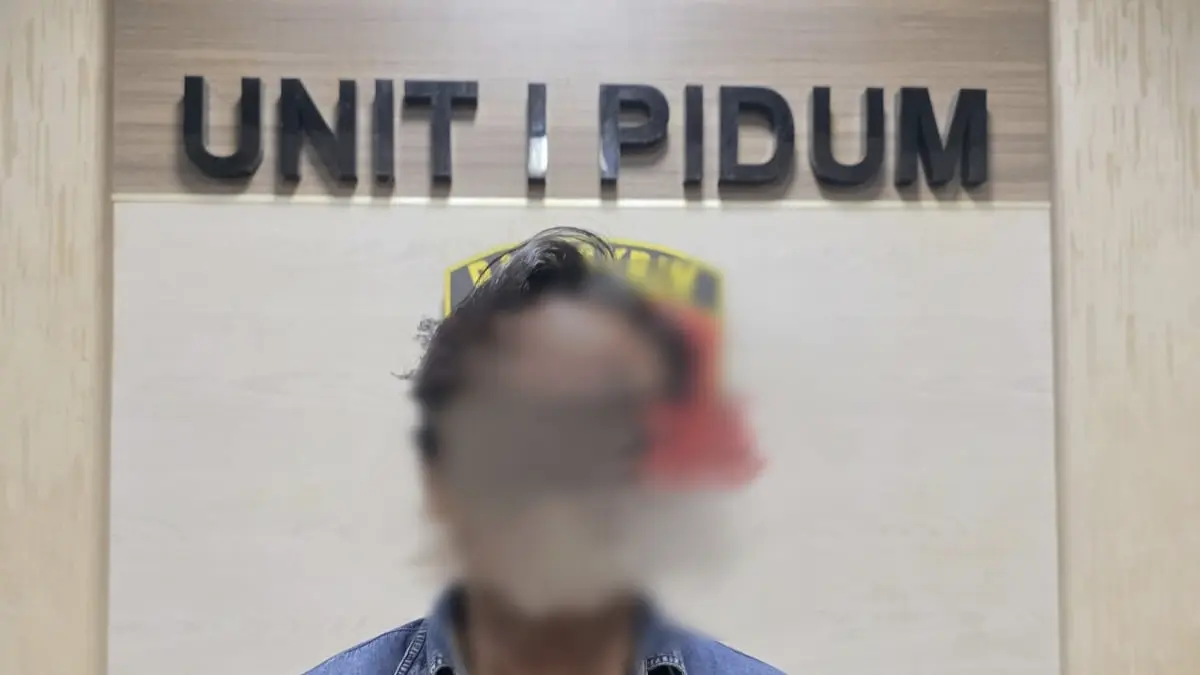 Bejat : Tersangka AR diamankan di Mapolres Gresik atas dugaan pencabulan terhadap anak di bawah umur. (Ist/Radar Gresik) 