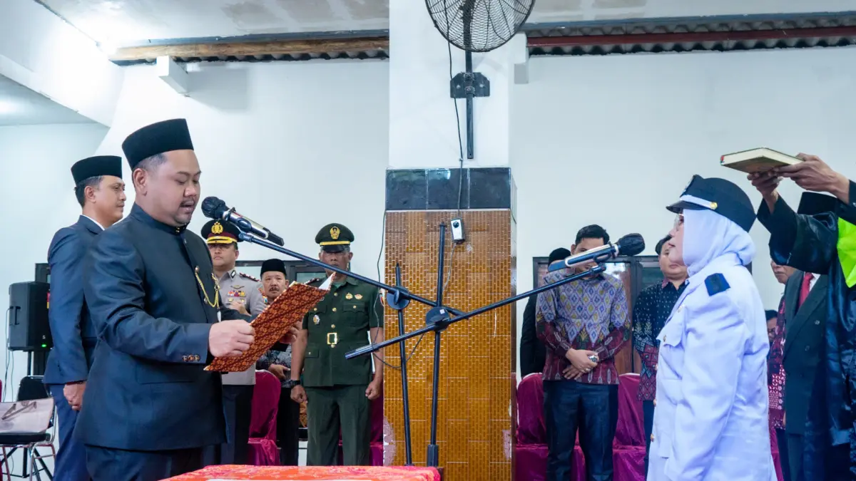 Bupati Gresik Fandi Akhmad Yani resmi melantik Mujiani sebagai Kades PAW Desa Laban. (Ist/Radar Gresik) 