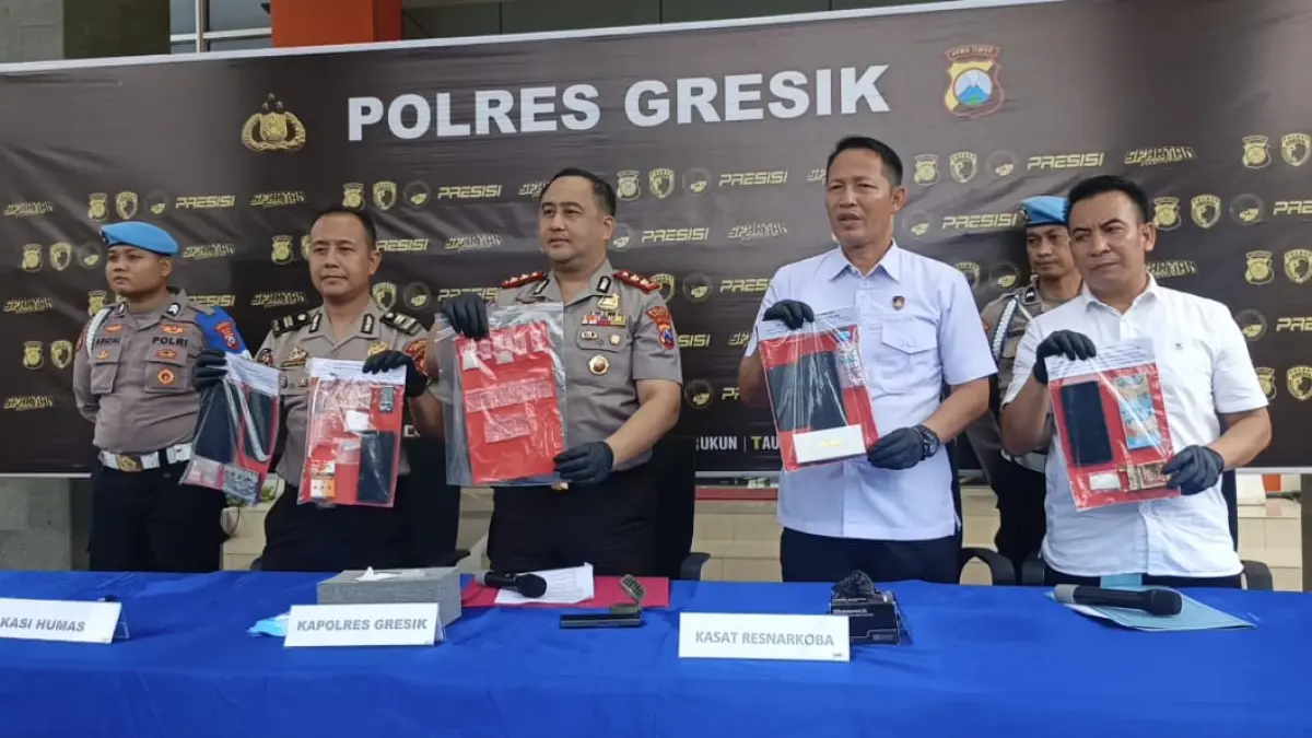 Sigap : Kapolres Gresik AKBP Ramadhan Nasution didampingi Kasatnarkoba Polres Gresik AKP Ahmad Yani dan Kasihumas Polres Gresik Iptu Hepi menunjukan barang bukti kasus narkoba yang diamankan di Mapolres Gresik. (Ist/Radar Gresik) 