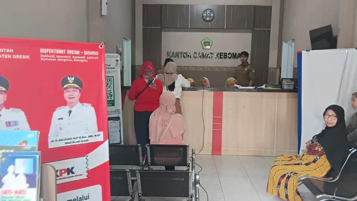 Antusias : Warga Kebomas rela mengantri berburu diskon PBB 25 persen dan pemutihan denda pajak. (Fajar/Radar Gresik) 
