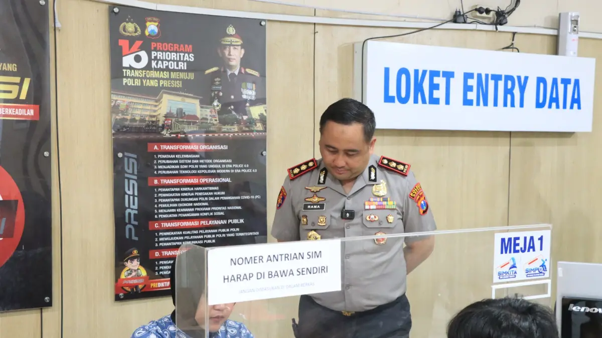 Cegah Pungli : Kapolres Gresik AKBP Ramadhan Nasution saat melakukan sidak di Satpas hingga Mall Pelayanan Publik. 