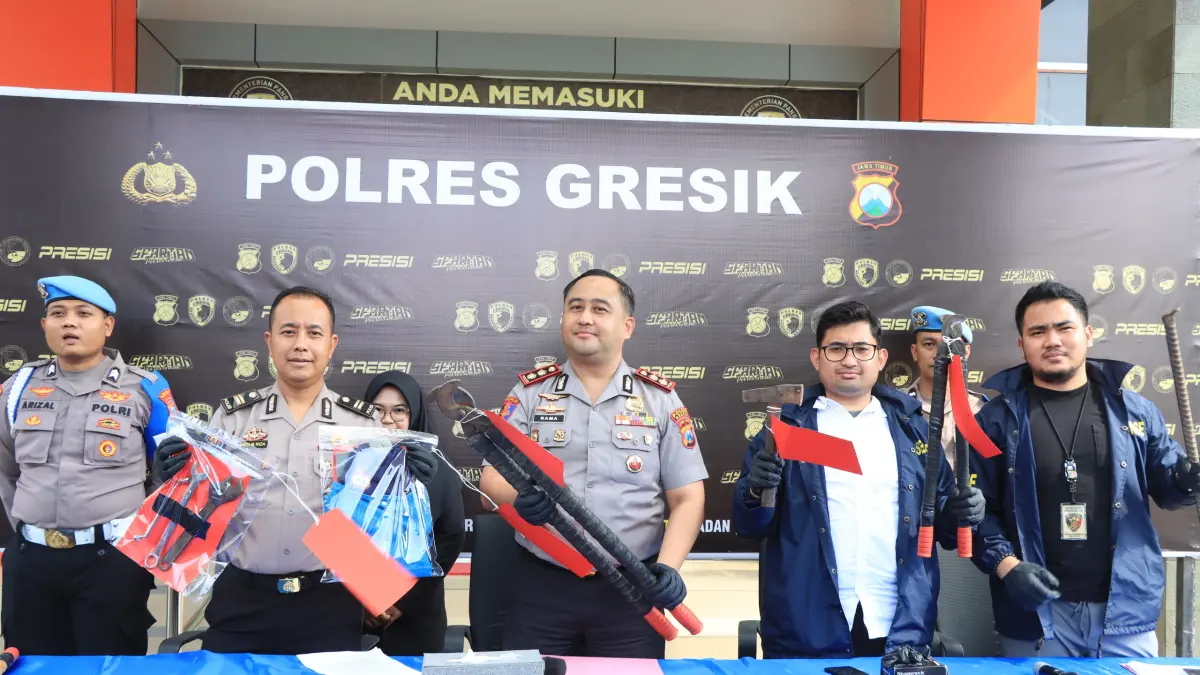 Diamankan : Kapolres Gresik AKBP Ramadhan Nasution, didampingi kasi Humas Iptu Hepi saat menunjukan barang bukti yang diamankan dari tersangka di Mapolres Gresik. (Yudhi/Radar Gresik) 