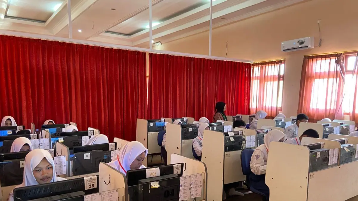Khidmat : Suasana pelaksanaan TKA di SPMN 1 Gresik. (Ist/Radar Gresik) 