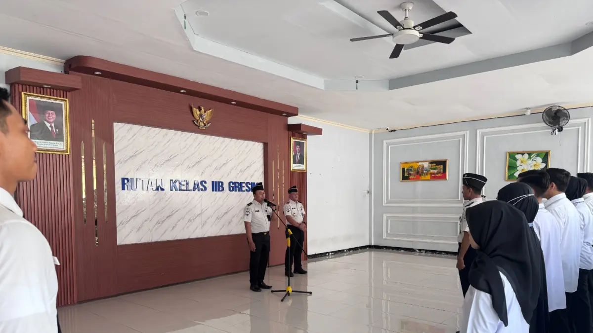 Momen Hari : Kepala Rutan Kelas IIB Gresik Eko Widiatmoko saat menggelar pelepasan Purna Tugas dan Pindah Tugas Pegawai Rutan K las IIB Gresik. (Yudhi/Radar Gresik) 
