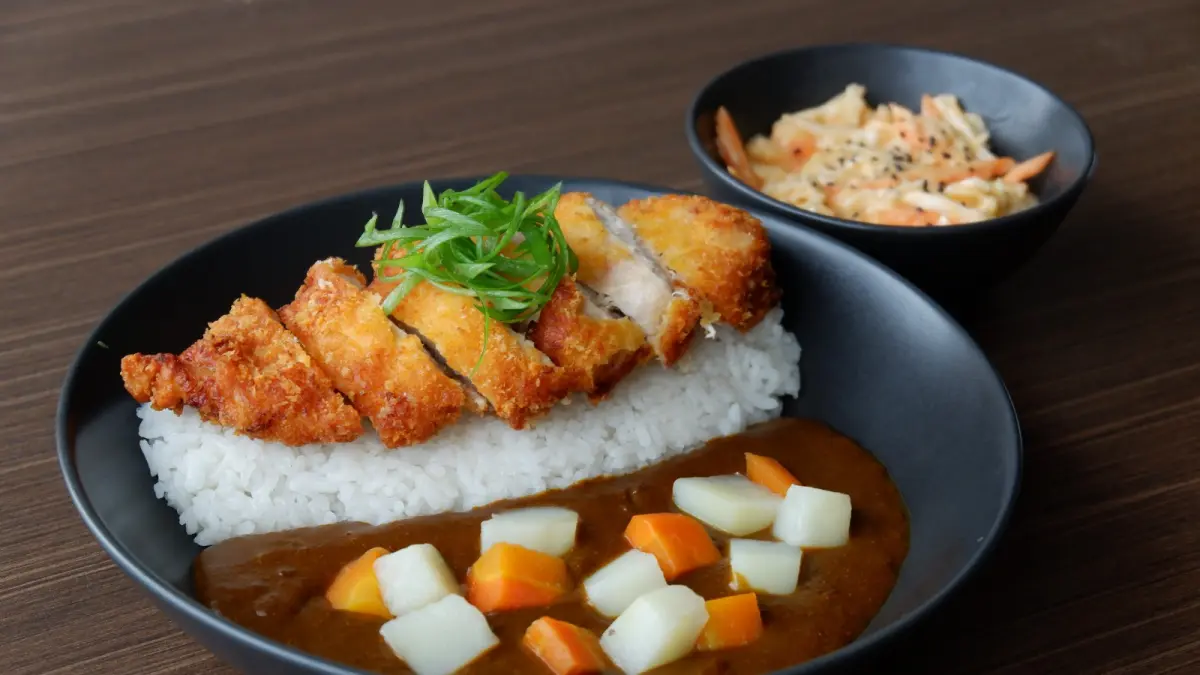 Nikmati kelezatan Butter Chicken Curry dengan perpaduan saus kari rempah yang kaya dan tekstur creamy yang menggugah selera hanya di Hotel Santika Gresik.