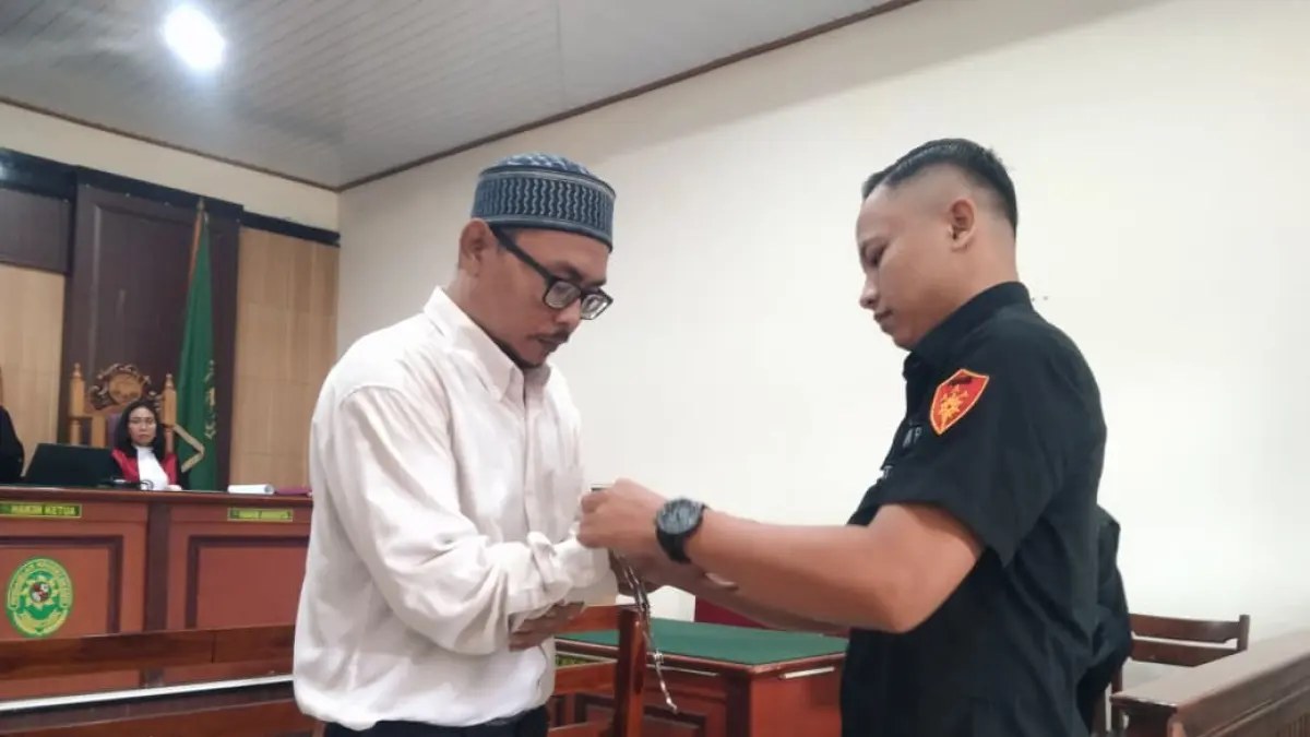 Pasrah : Terdakwa Syahrama saat menjalani sidang kasus pembunuhan driver ojol di PN Gresik. (Yudhi/Radar Gresik) 