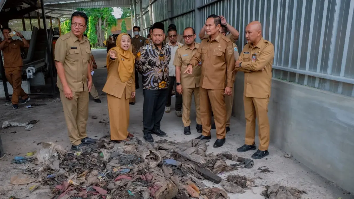 Sinergi : Bupati Gresik Fandi Kahmad Yani menerima kunjungan Bupati Lamongan Yuhronur Efendi di TPA Ngipik. (Dok/Radar Gresik) 