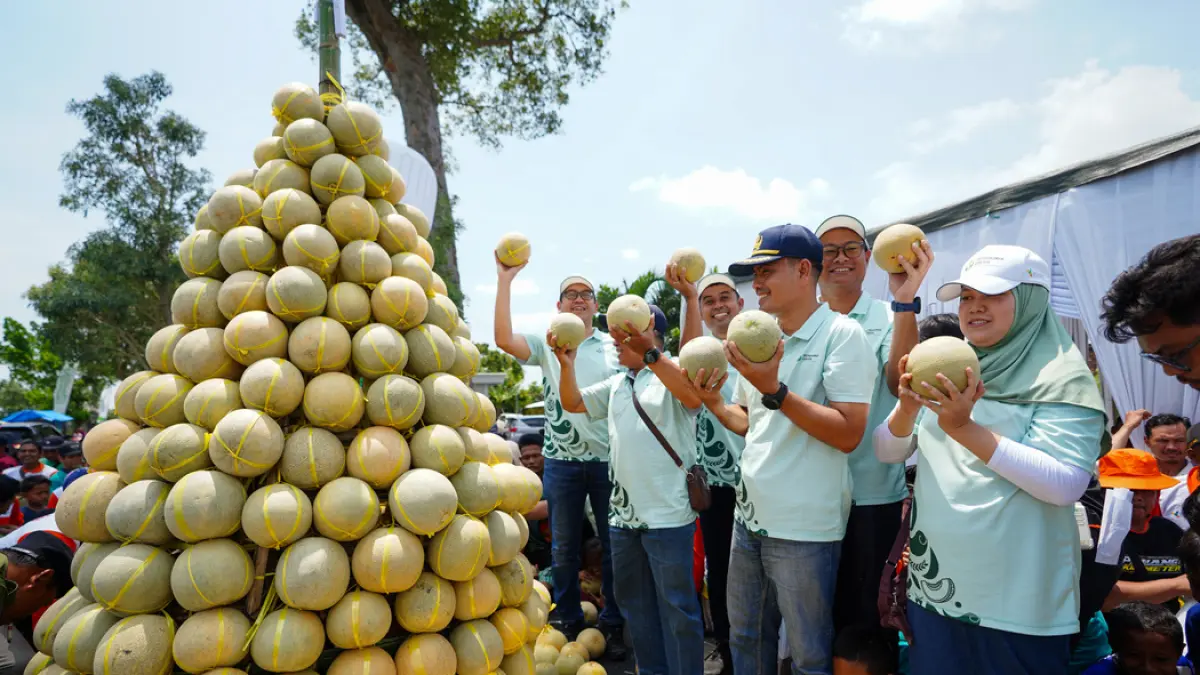 Direktur Keuangan dan Umum Petrokimia Gresik, Adityo Wibowo (paling kiri), bersama manajemen Petrokimia Gresik dan stakeholder terkait dalam kegiatan Panen Raya & Apresiasi Pestani Melon Pantura di Tuban. (Ist/Radar Gresik) 