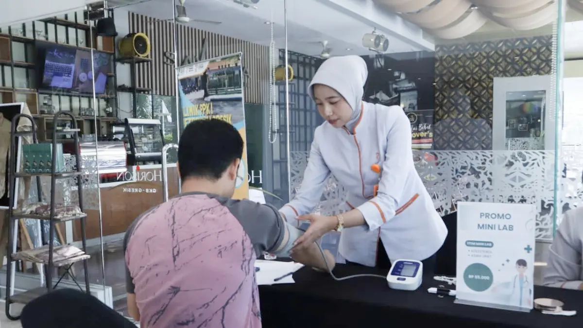 Peduli : Bukan sekadar menginap, tamu hotelHorison GKB Gresik dapat layanan cek gula darah gratis. (Ist/Radar Gresik) 