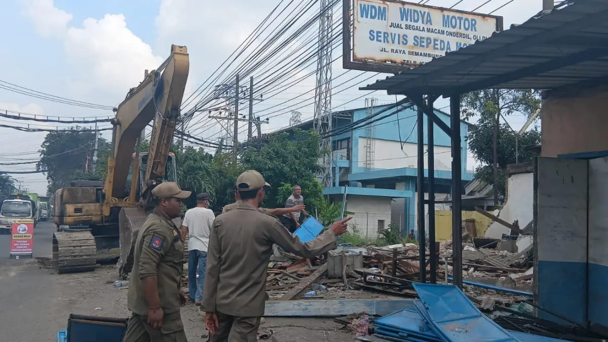 Penertiban : Bangunan liar di atas irigasi Semambung Driyorejo, Gresik dibongkar. (Fajar/Radar Gresik) 