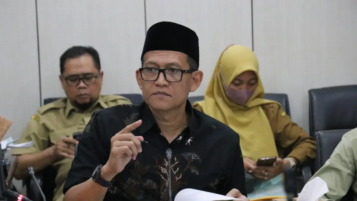 Rapat: Pimpinan dan anggota Komisi III DPRD Gresik saat menggelar rapat kerja bersama perangkat daerah mitra kerja guna membahas capaian dan evaluasi infrastruktur dalam LKPJ 2025. (Fajar/Radar Gresik) 