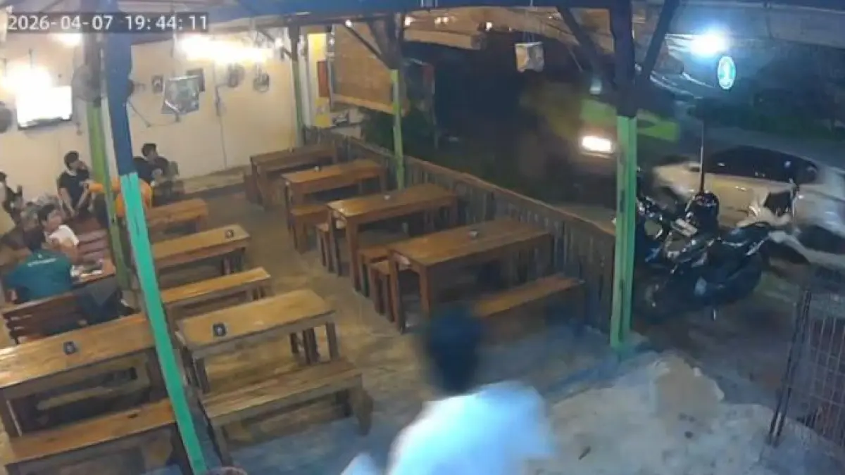 Terekam CCTV : Truk Tangki diduga mengalami rem blong hingga menabrak sejumlah kendaraan parkir di depan Kedai Titik Temu. (Ist/Radar Gresik) 