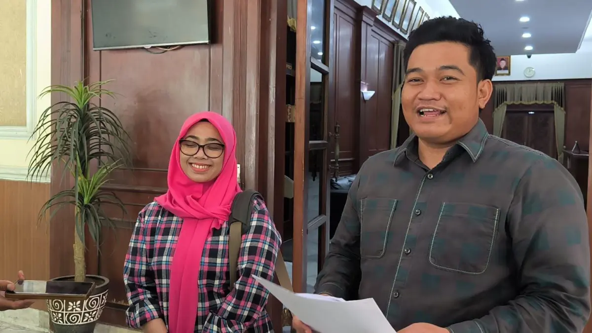 Terima Aduan: Ketua DPRD Gresik Syahrul Munir saat menerima audiensi dan atensi dari Dewi Murniati, orang tua pelajar korban peluru nyasar asal Driyorejo, di Kantor DPRD Gresik. (Fajar/Radar Gresik) 
