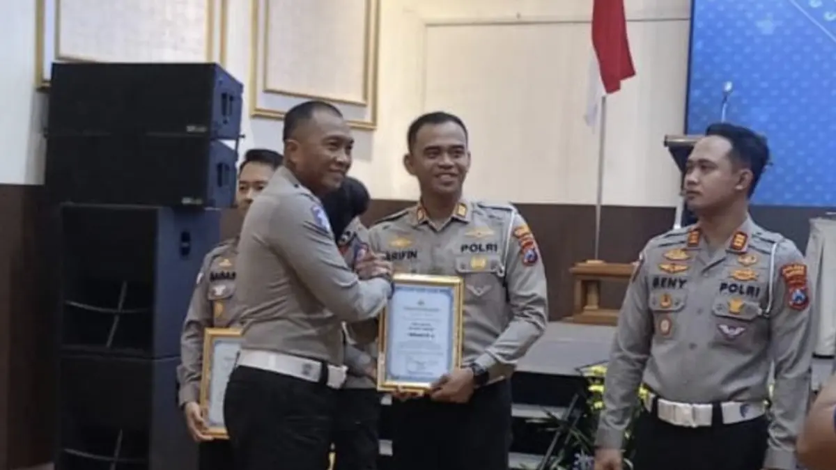 Berprestasi : Kasatlantas Polres Gresik AKP Nur Arifin saat menerima penghargaan Satlantas Polres Gresik sebagai peraih predikat Teraktif 2 dari Polda Jatim. (Ist/Radar Gresik) 