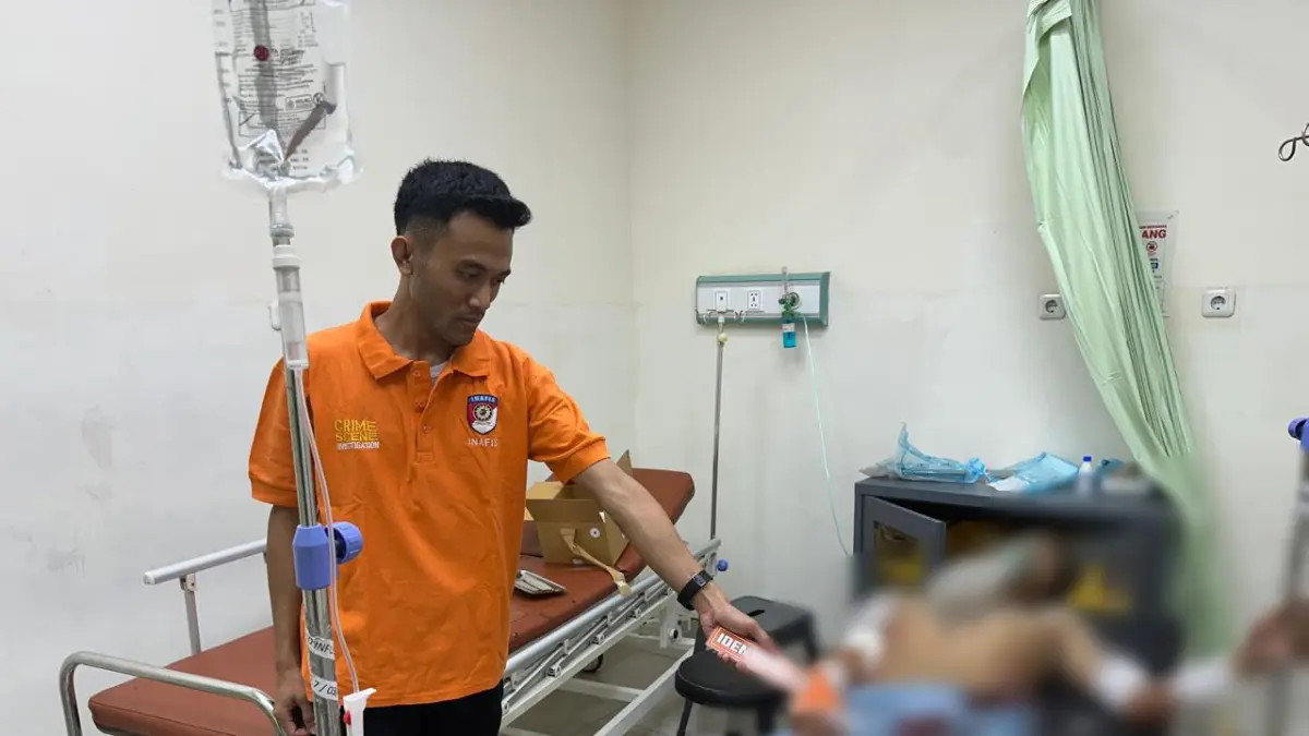 Dirawat : Anggota Polsek Menganti saat mengevakuasi korban pembacokan Antonius di RS Eka Husada Menganti, Gresik. (Ist/Radar Gresik) 