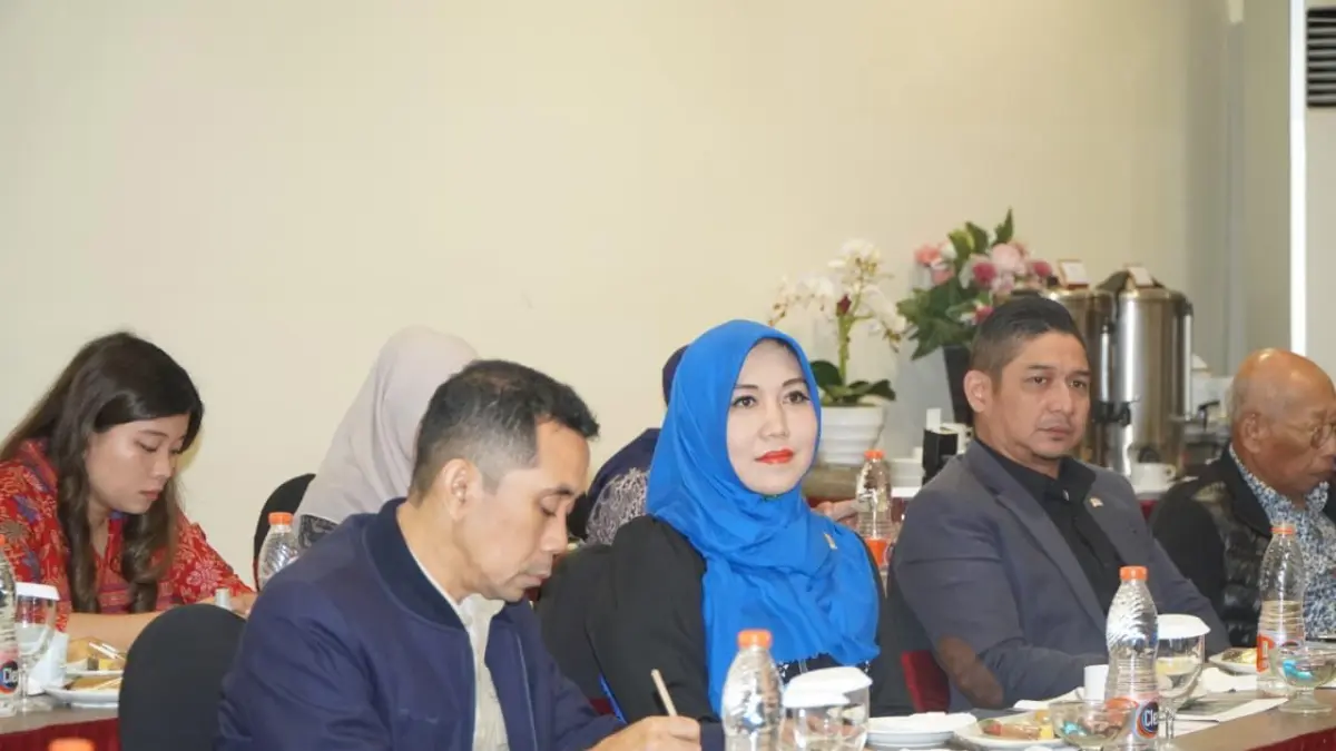 DISKUSI: Senator Lia Istifhama & Kelompok 3 MPR RI saat FGD Otonomi Daerah di Surabaya, dorong kebijakan adaptif & penguatan potensi lokal. (IST/ RADAR GRESIK)
