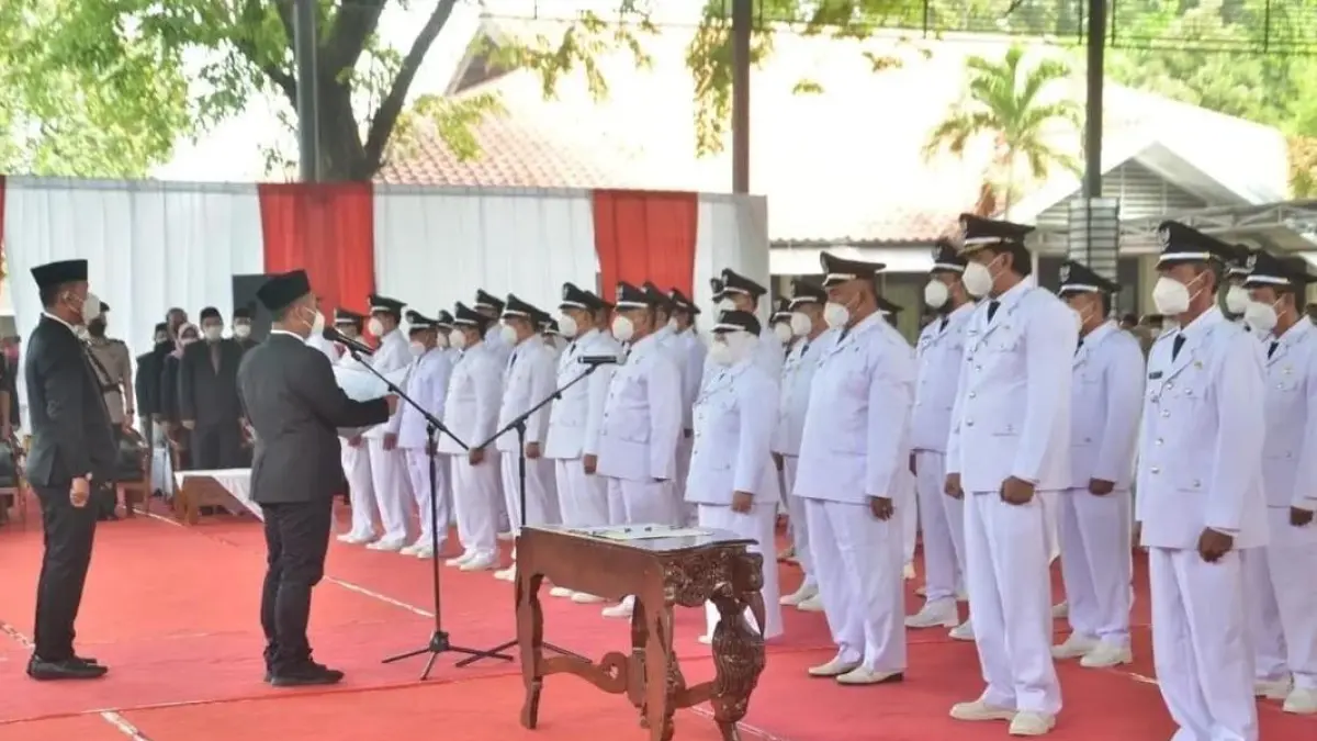 Khidmad : Momen pelantikan kepala desa beberapa tahun lalu. (Dok/Radar Gresik)