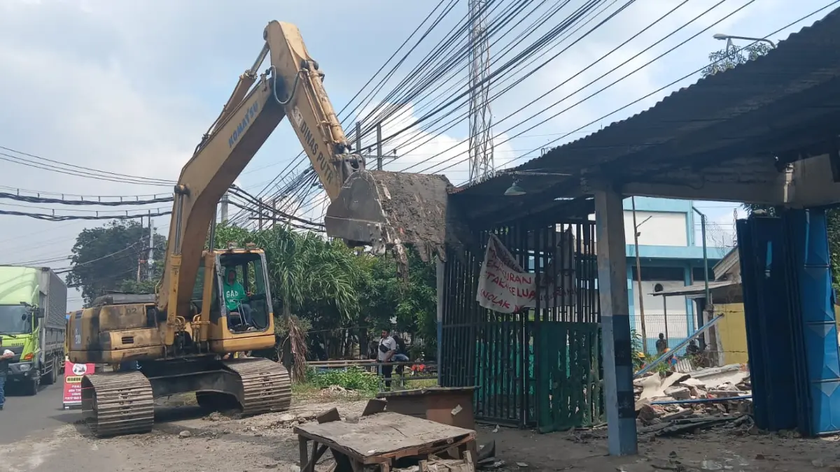 Pembongkaran :  43 bangunan liar langsung diratakan dengan tanah menggunakan alat berat. (Fajar/Radar Gresik) 