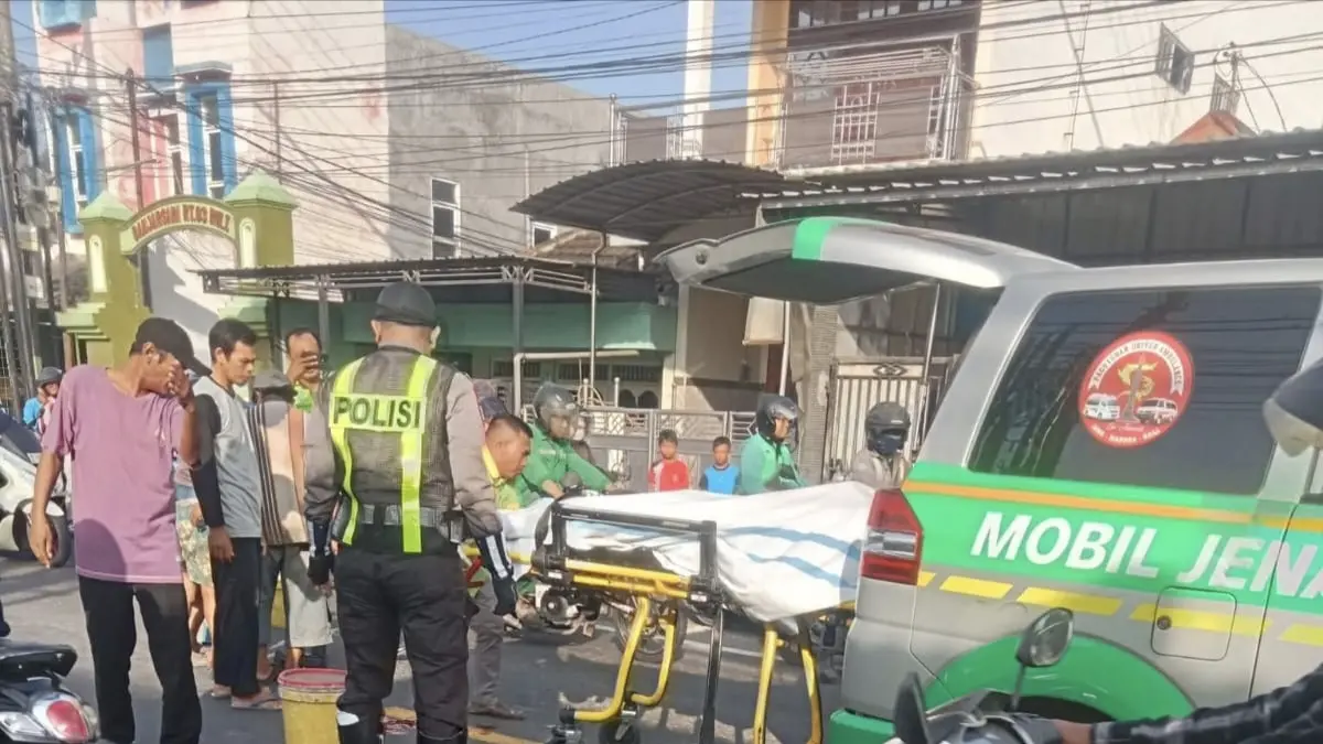 Rawan : Anggota kepolisian saat melakukan evakuasi korban kecelakaan beruntun di Jalan Raya Desa Banjarsari, Kecamatan Cerme, Gresik. (Ist/Radar Gresik) 