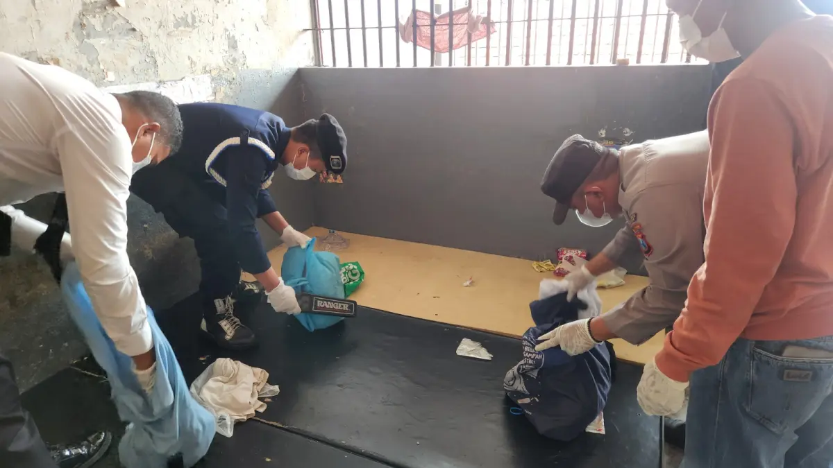 Sigap : Petugas gabungan saat melakukan razia di blok hunian warga binaan Rutan Gresik dan tes urine kepada warga binaan. (Yudhi/Radar Gresik) 