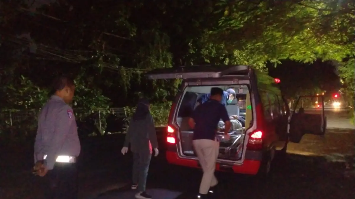 Tragis : Anggota Polsek Kebomas saat melakukan evakuasi korban kecelakaan tunggal di Kebomas Gresik, Pengendara Motor Tewas Usai Tabrak Median Jalan. (Yudhi/Radar Gresik) 